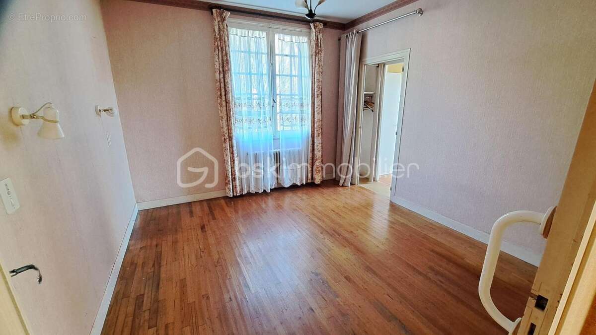 Maison à MANZAC-SUR-VERN