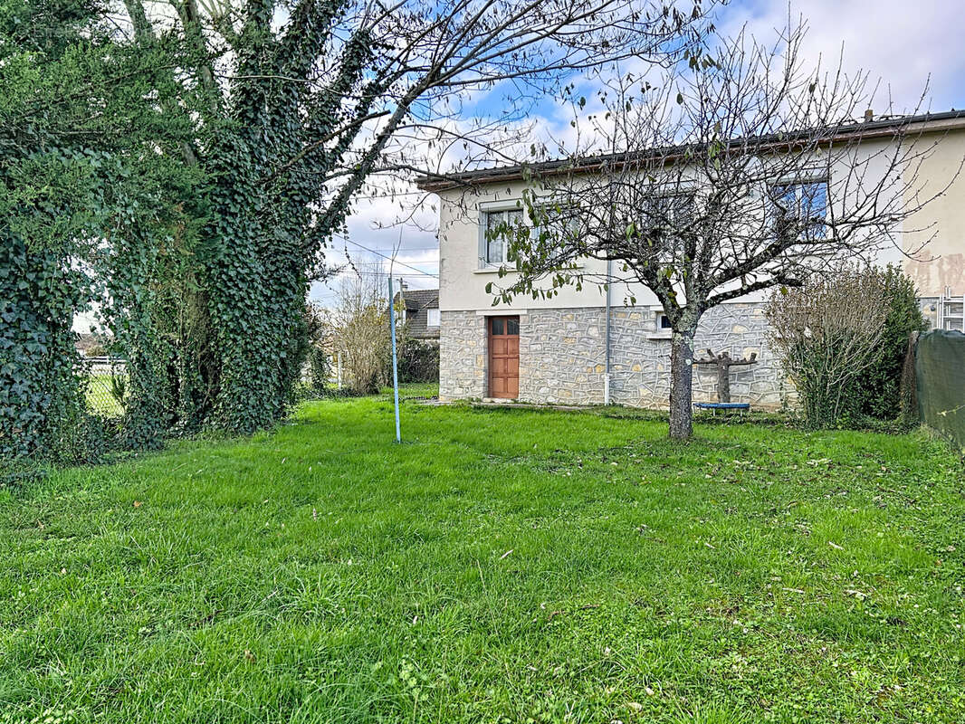 Maison à SAINT-PANTALEON-DE-LARCHE