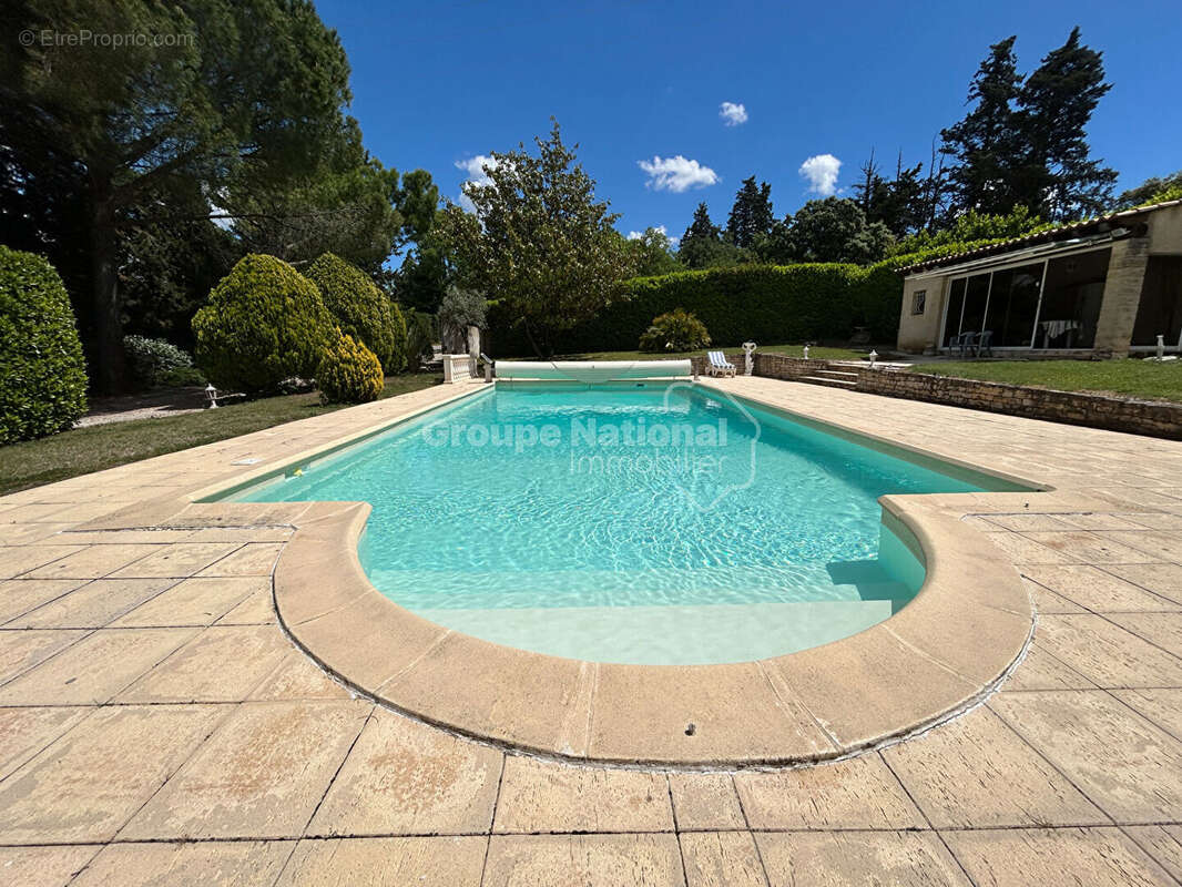 Maison de plain-pied 3 chambres avec piscine, garage, abri voitures sur parcelle constructible de 2826 m² - Loriol du Comtat - photo 2