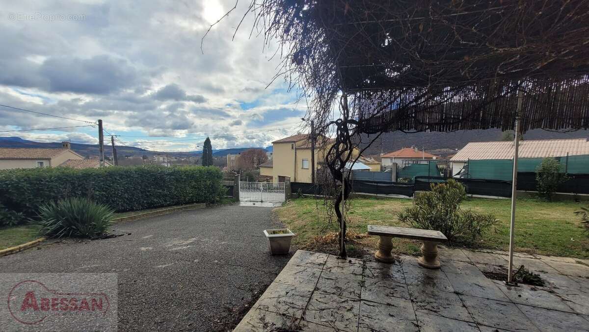 Maison à LARAGNE-MONTEGLIN