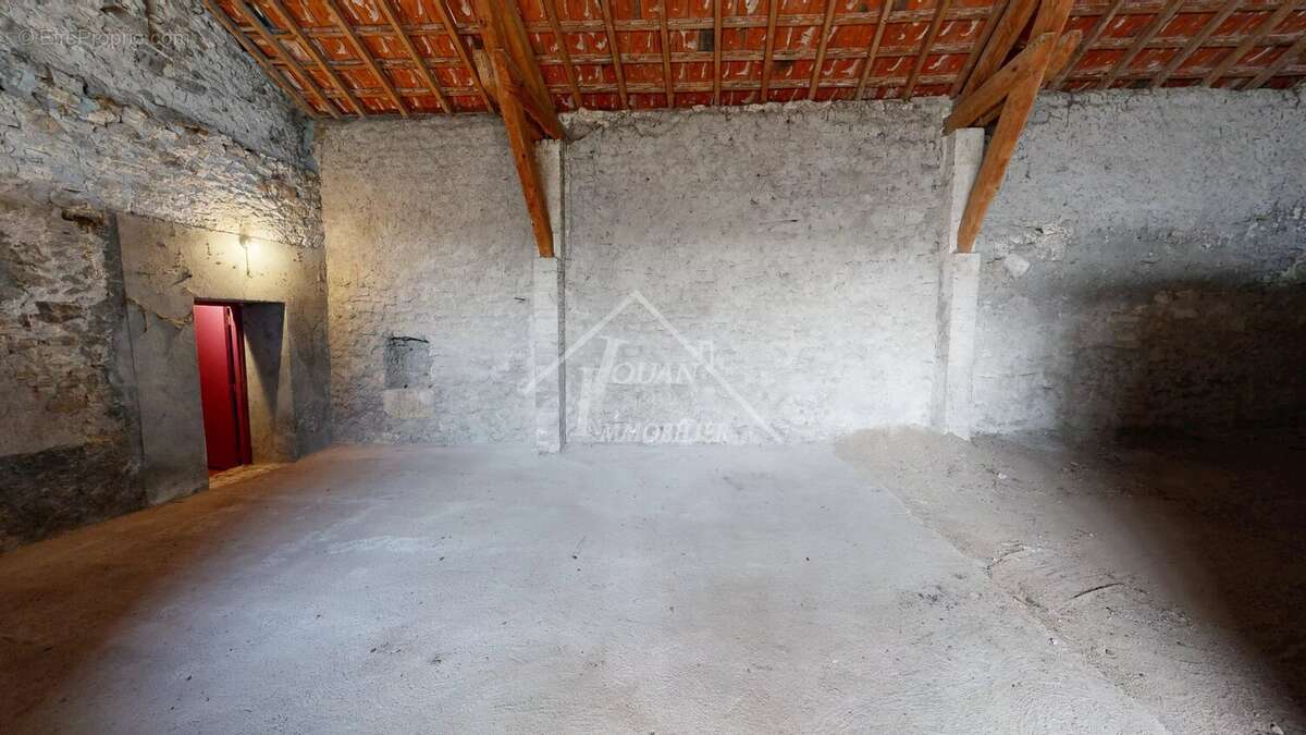 Maison à rénover avec jardin et grange - photo 11