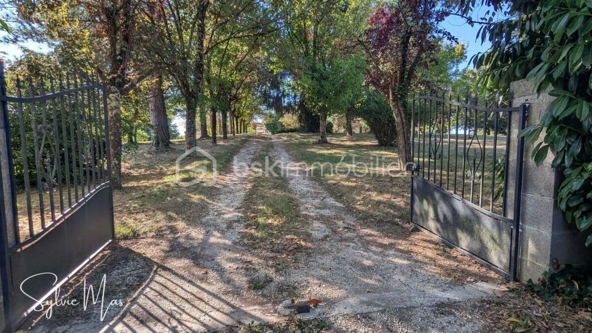 Propriété de caractère sur 6 hectares avec dépendances - photo 2
