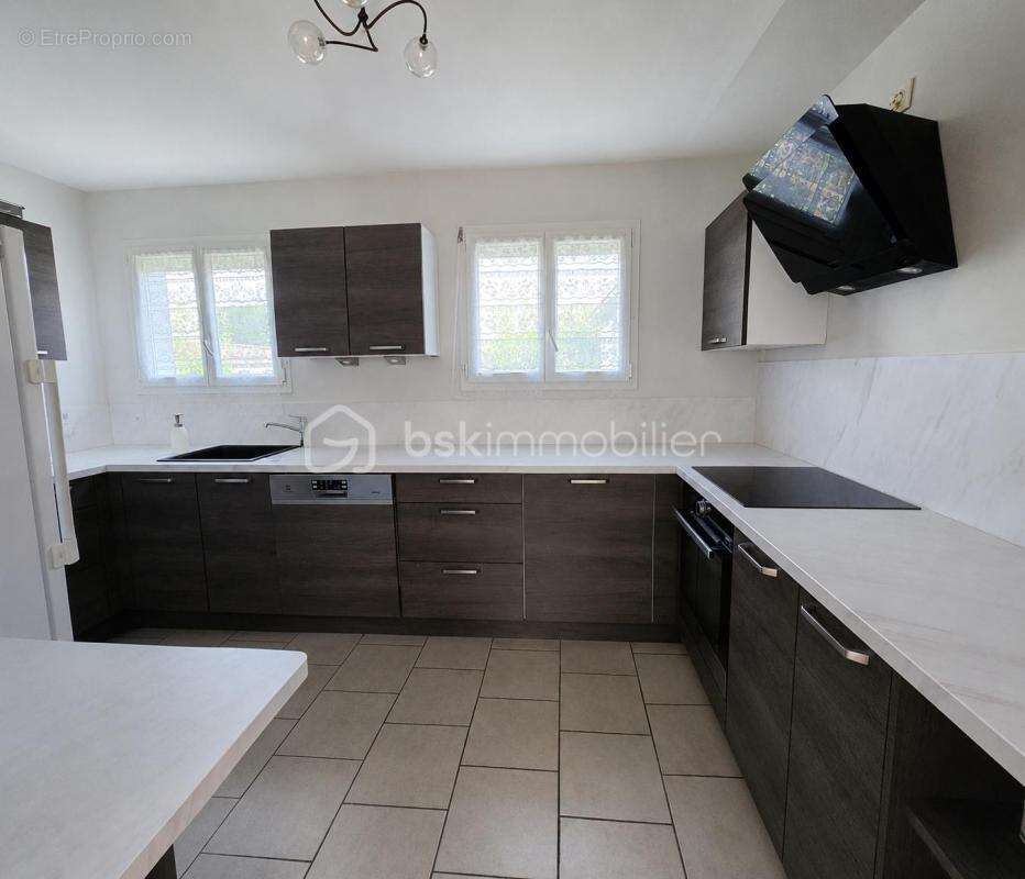Plain-pied 113 m² - Véranda de 20 m² - Jardin clos - Stationnement 5 véhicules - photo 8