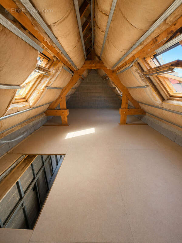 Charmante maison de 111 m2 avec dépendance - 5 pièces à Thiers-sur-Thève ! - photo 13