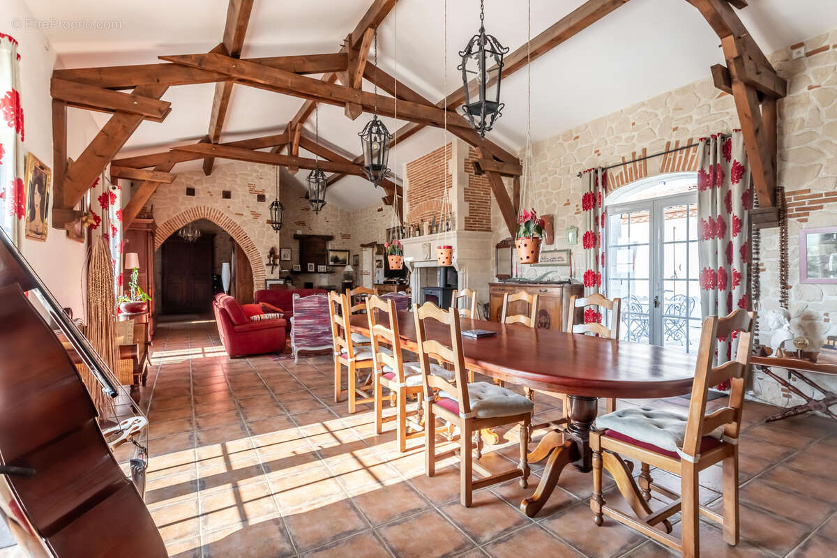 Propriété de campagne avec piscine, annexe, terrain, garage et lac - photo 5