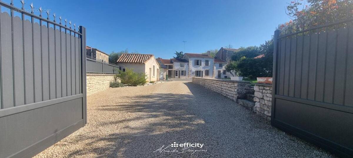 Maison à FAYE-SUR-ARDIN