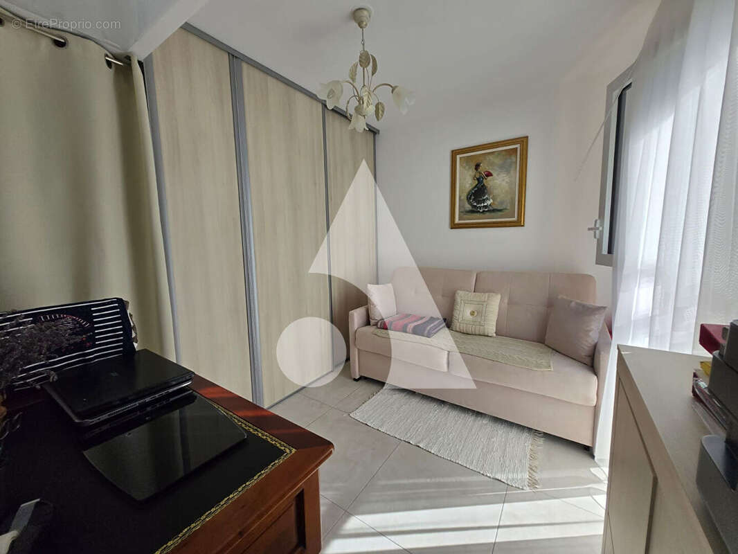 SAINT-RAPHAEL, 300 M DES PLAGES  Superbe T3 de standing avec terrasse de 23 m² - photo 6