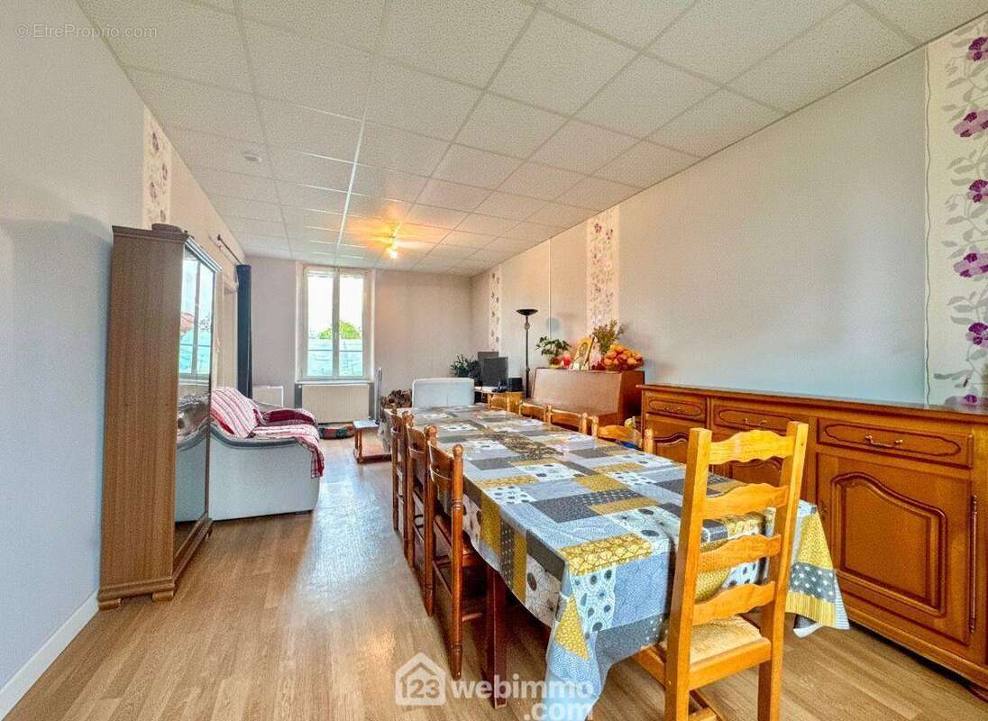 Salon-séjour lumineux - Maison à VERDUN