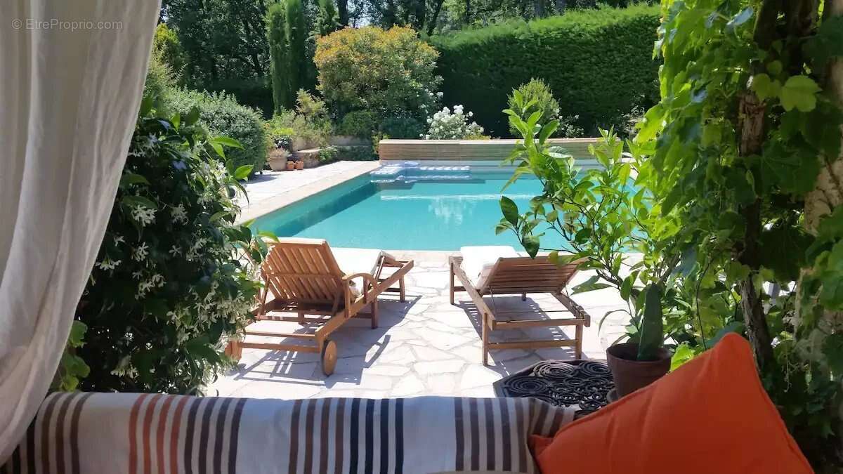 À Vendre  Propriété d'Exception avec Villa principale, Maison d'invité et Dépendance - photo 2
