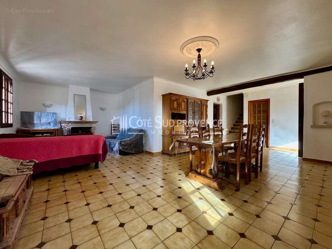 Maison à LA ROQUE-SUR-PERNES