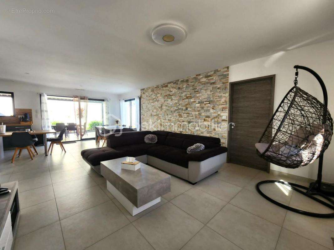 EXCLUSIVITÉ – Superbe villa de plain-pied avec 4 chambres, piscine maçonnée et boulodrome près de Pézenas (à Tourbes) - photo 7