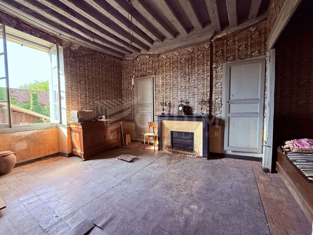 Saint-Satur (18300), Maison ancienne de 1729 avec dépendances - Terrain de 275 m². - photo 6