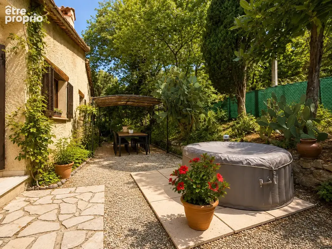 Saint-Paul-de-Vence   Villa niçoise individuelle à rénover avec fort potentiel sur terrain de 2 500 m2. - photo 3