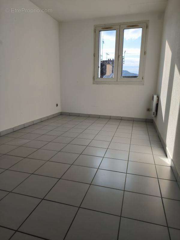 Appartement à SAINT-JEAN-DE-MUZOLS