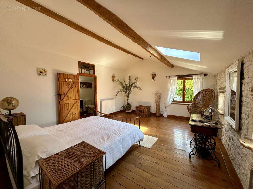 Élégante Demeure de Caractère avec Jardin et Dépendances - photo 8