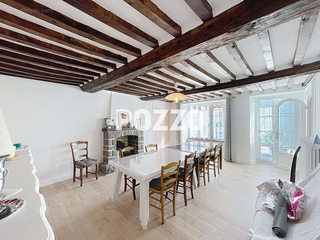 Maison à CONDE-SUR-VIRE