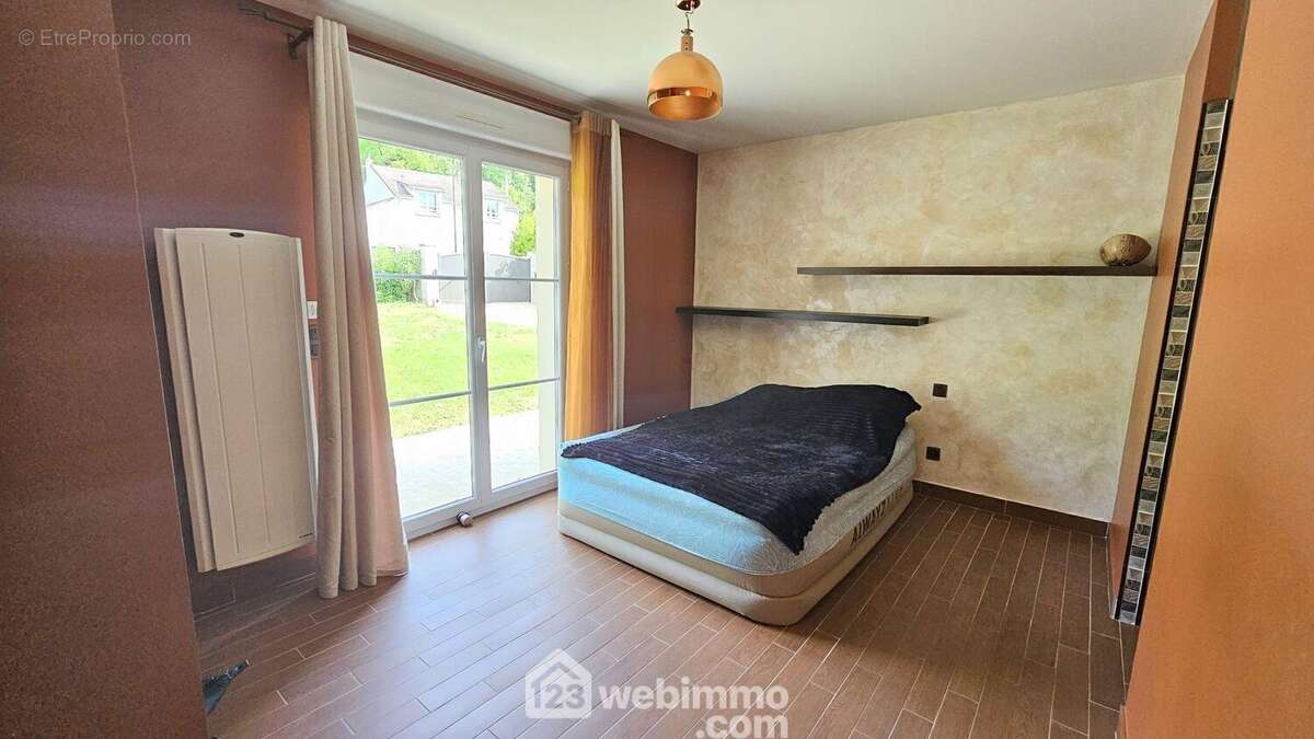Au RDC, une chambre de 16 m² avec sa salle d&#039;eau. - Maison à MILLY-LA-FORET