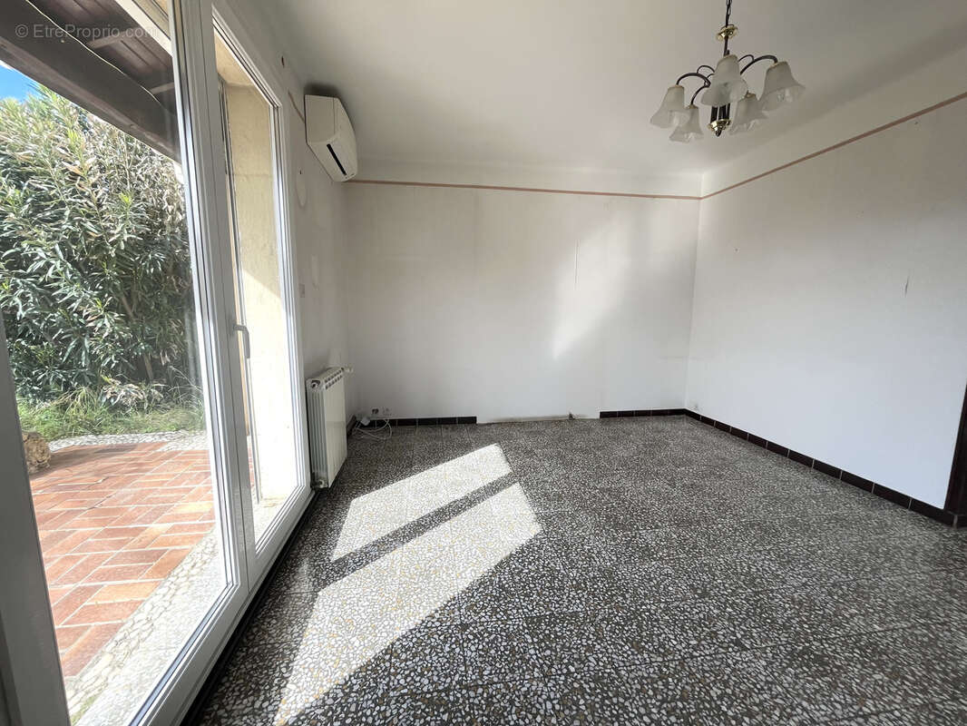 Maison à JONQUIERES-SAINT-VINCENT