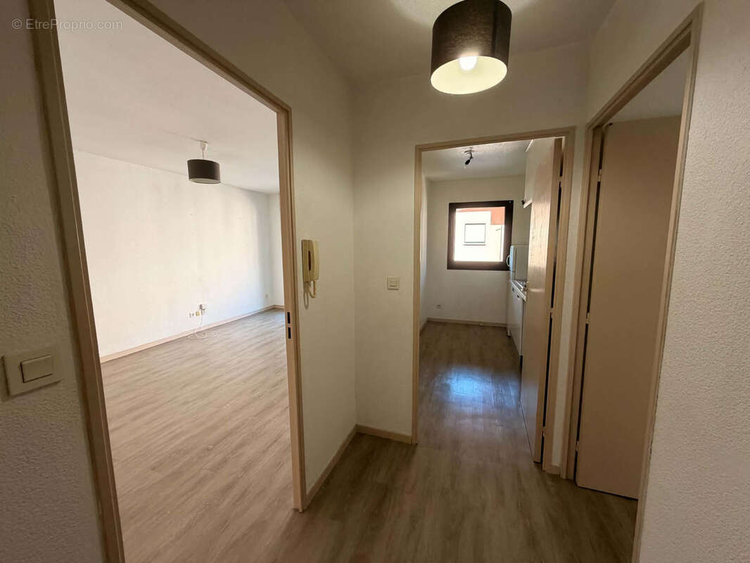PALAIS DE JUSTICE / ST MICHEL - T2 de 46,43m2 avec balcon et parking - photo 4