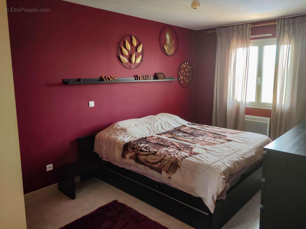 Maison à SAINT-CHAPTES