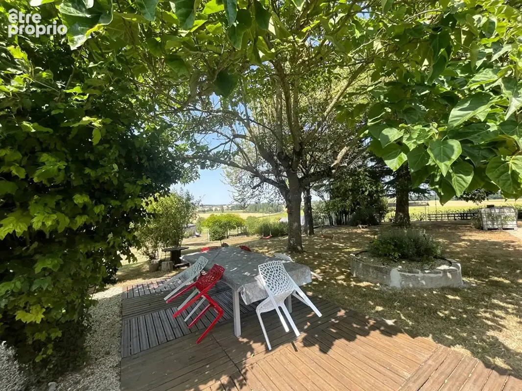 Deux maisons communicantes, près de 7 000 m² de terrain et une vue ouverte sur la campagne à Ligueil - photo 5