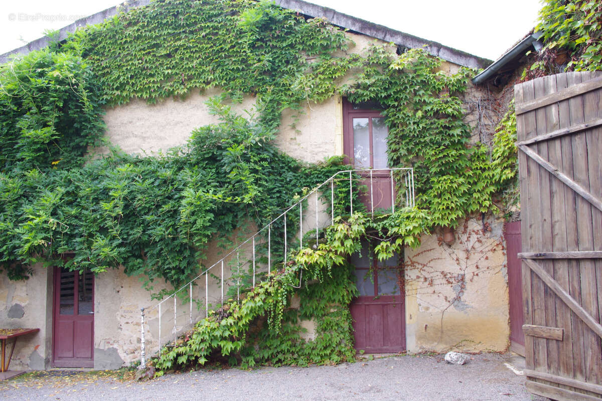 7 kms de Charlieu corps de ferme sur 5 hectares - photo 6
