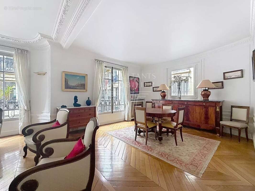 Appartement à PARIS-16E