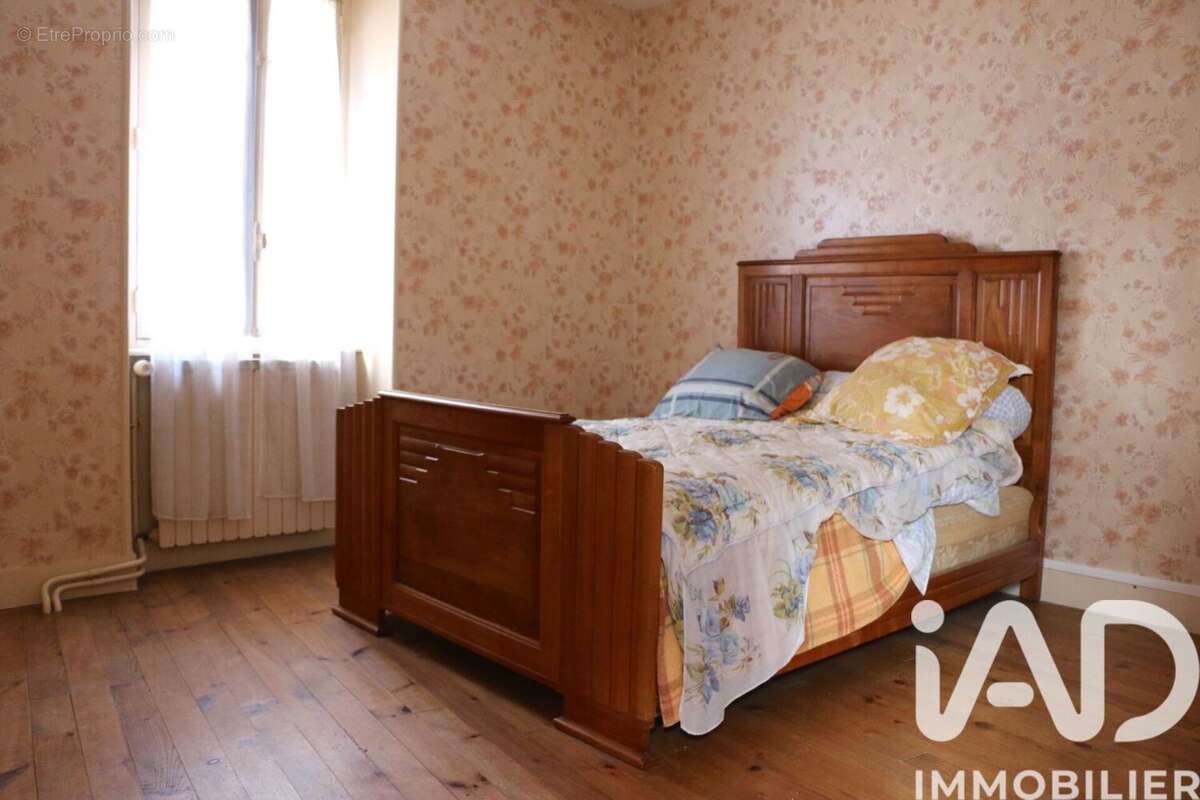 Maison 128 m² à Vernet-La-Varenne  - photo 3