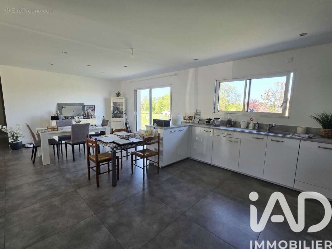 Maison 131 m² à Jugeals-Nazareth  - photo 5