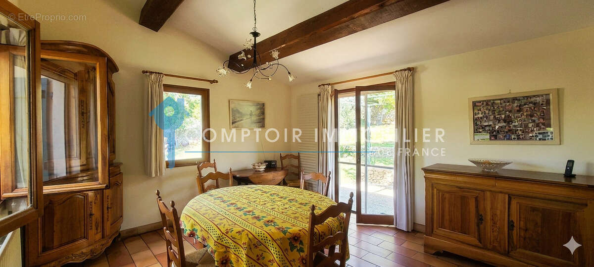 Collines - secteur residentiel - spacieuse villa 5 chambres avec piscine et dependances - photo 10
