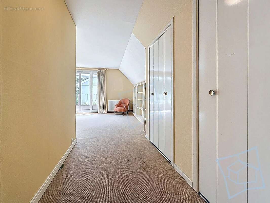 Maison Voisins Le Bretonneux 8 pièces 185 m2 - photo 13