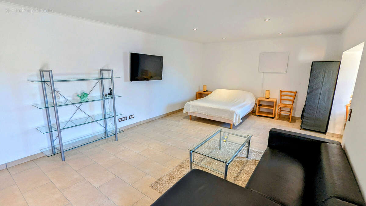 À Tourrettes-sur-Loup   Maison composée de 3 appartements + studio, piscine et vaste sous-sol - photo 29