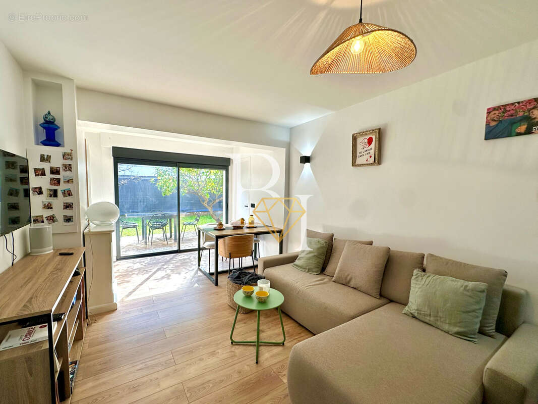 Appartement à SAINT-LAURENT-DU-VAR