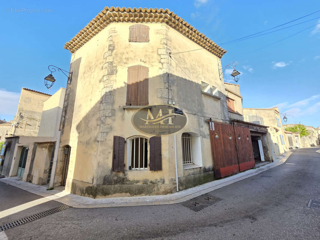 Maison à SAINT-MITRE-LES-REMPARTS