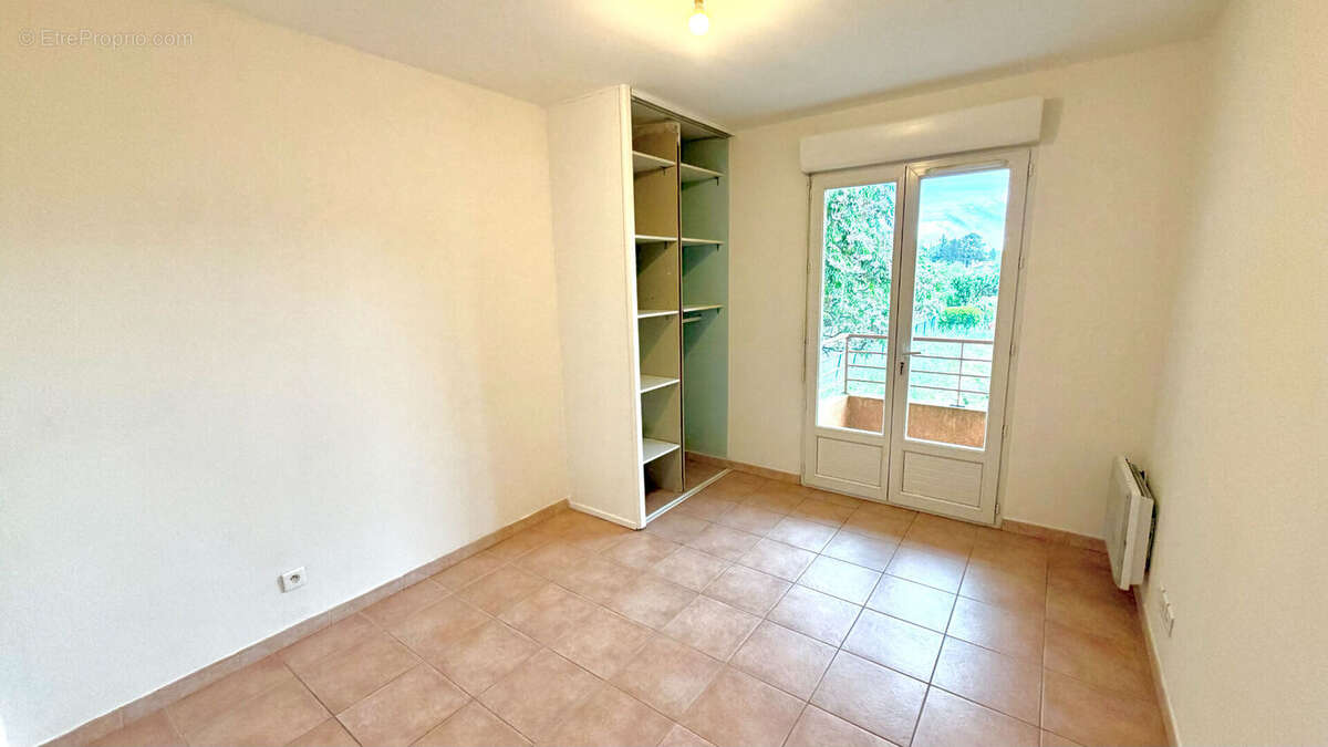 Appartement à ENTRAIGUES-SUR-LA-SORGUE