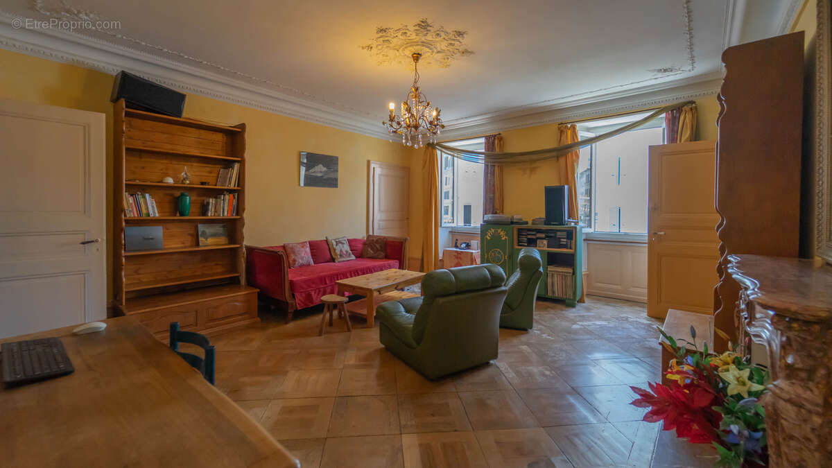 Évian-les-Bains, Hyper-centre, Appartement de caractère de 75 m2 avec cave et grenier - photo 2