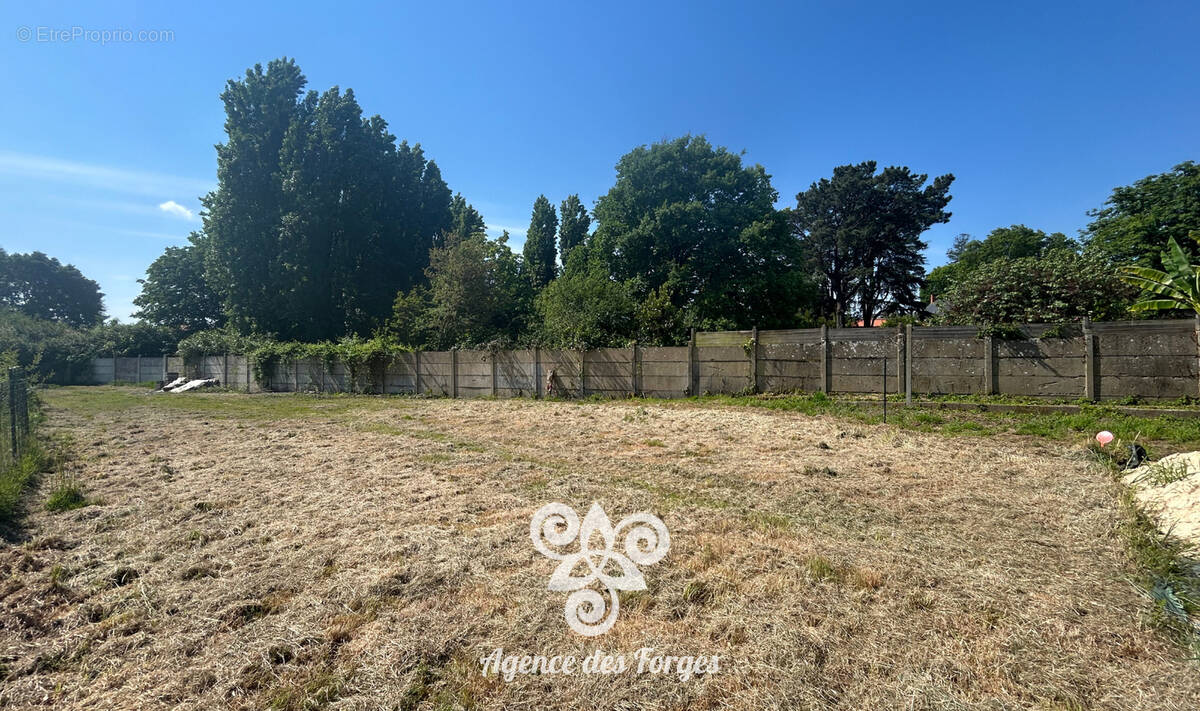 Terrain à SAINT-MACAIRE-EN-MAUGES