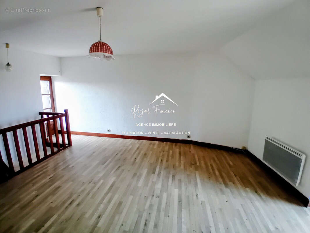 Etage  :  autre photo de la chambre  - Maison à INGRANDES