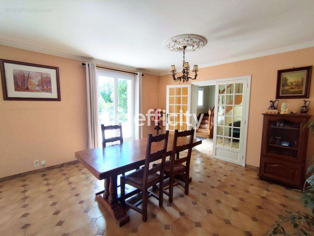 Maison 173 m² à La Vergne  - photo 8