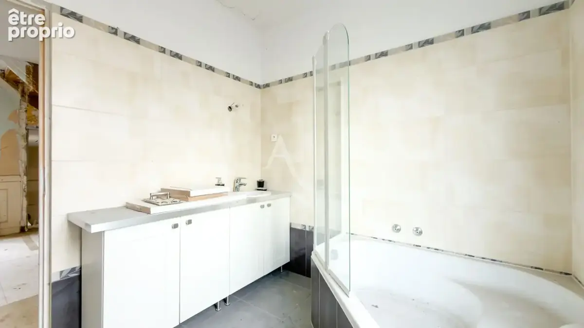 Maison à rénover avec une dépendance aménagée en fond de parcelle. - photo 6