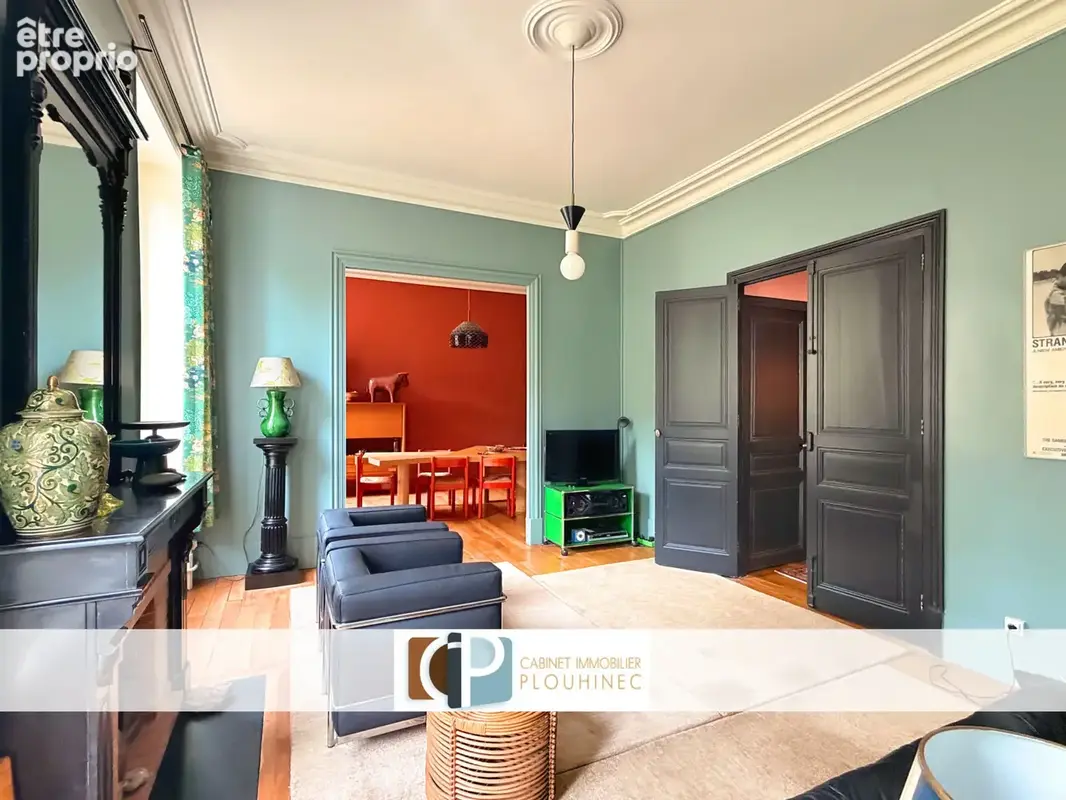 Charme & élégance pour ce bel appartement rénové avec garage. - photo 1