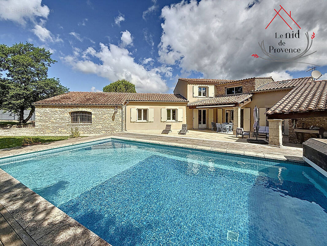 Maison à LA ROQUE-SUR-PERNES