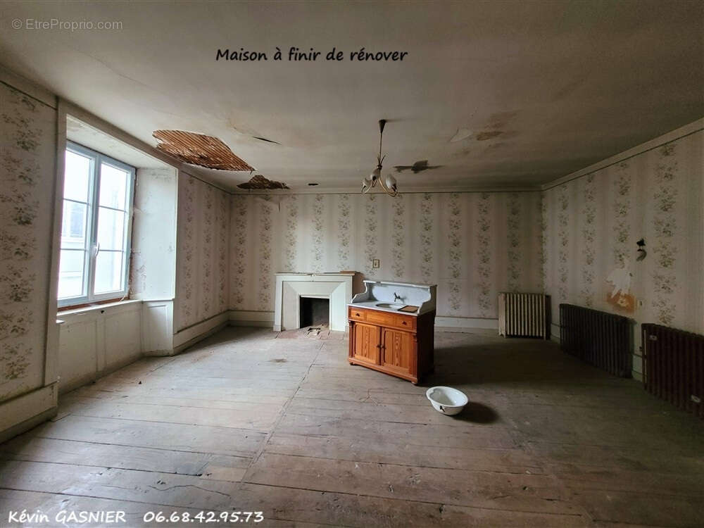 Maison à LES SALLES-LAVAUGUYON