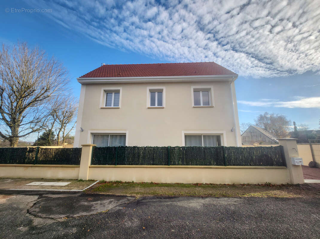 Maison à LA QUEUE-LES-YVELINES