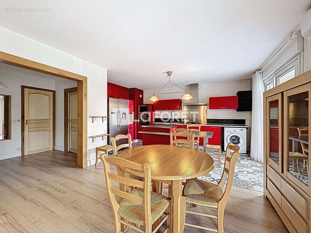 Appartement à PERONNAS