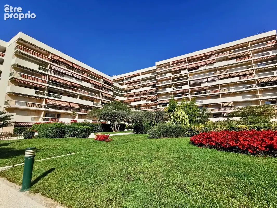 Golfe Juan centre vaste deux pièces de 53 m2 avec belle vue mer et terrasse sud de 14 m2 - photo 4