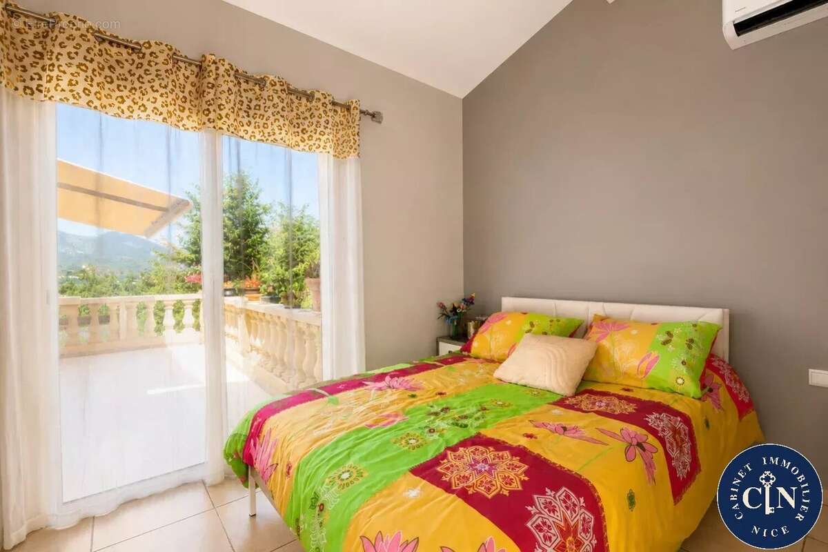 Maison 240 m² à Contes  - photo 7