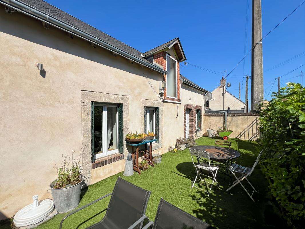 Maison à VILLENEUVE-SUR-CONIE