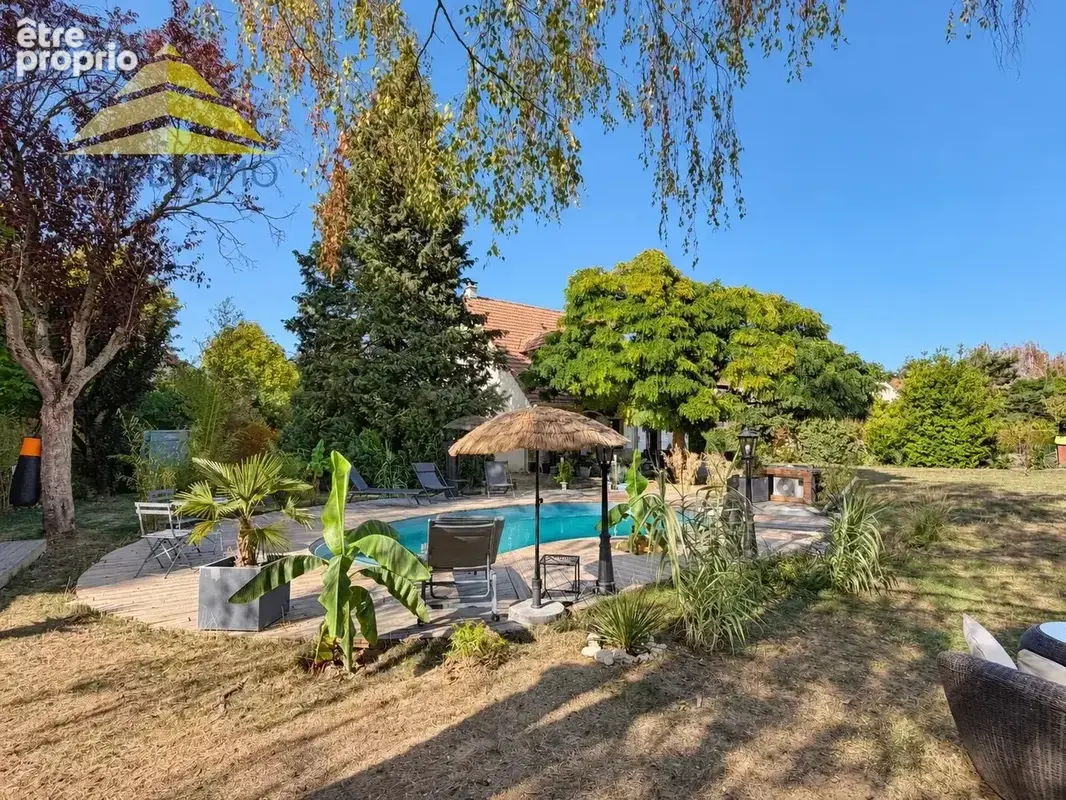 Mandres-les-Roses – Maison familiale avec piscine sur un terrain de 1 309 m² - photo 14