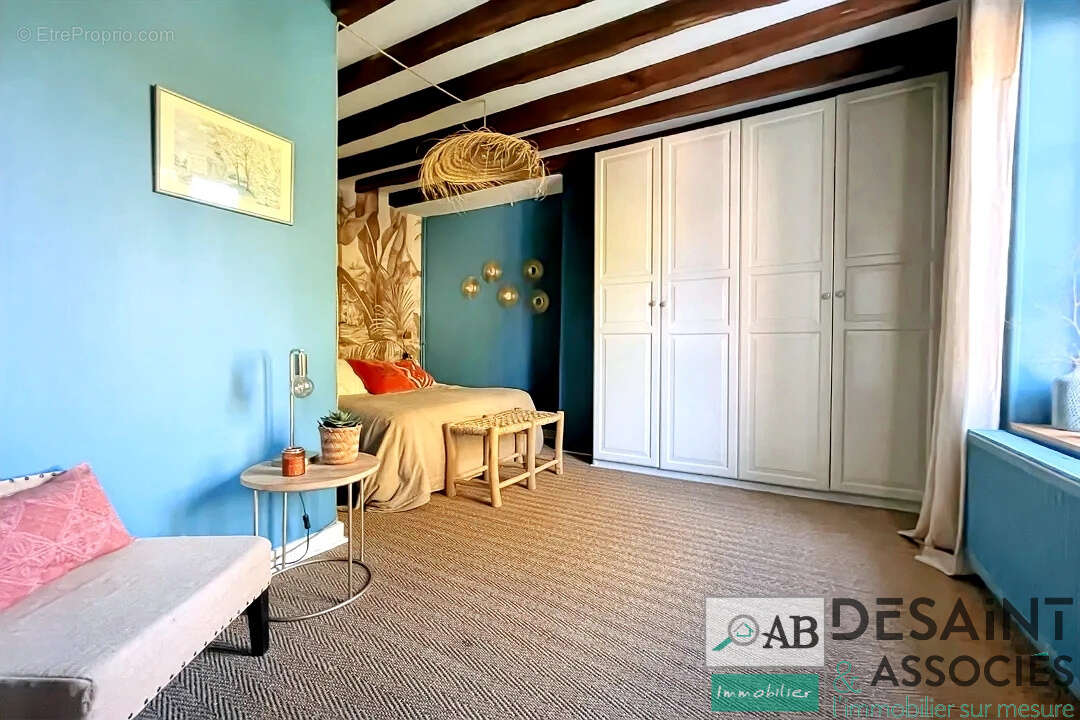 Maison à VILLENEUVE-LE-COMTE